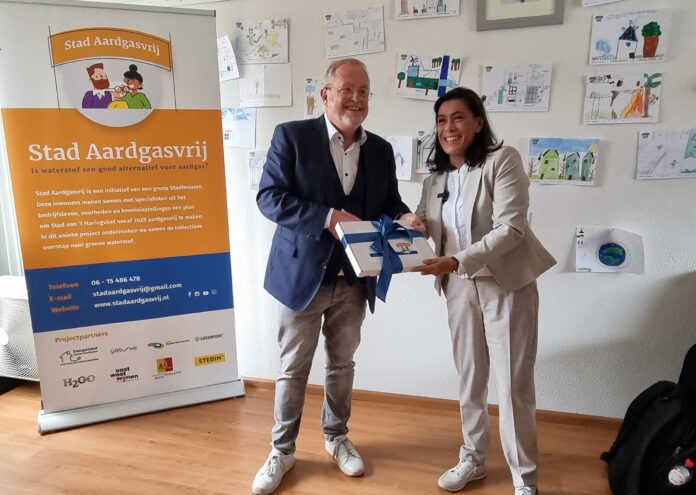 Foto overhandiging brochure Stad Aardgasvrij